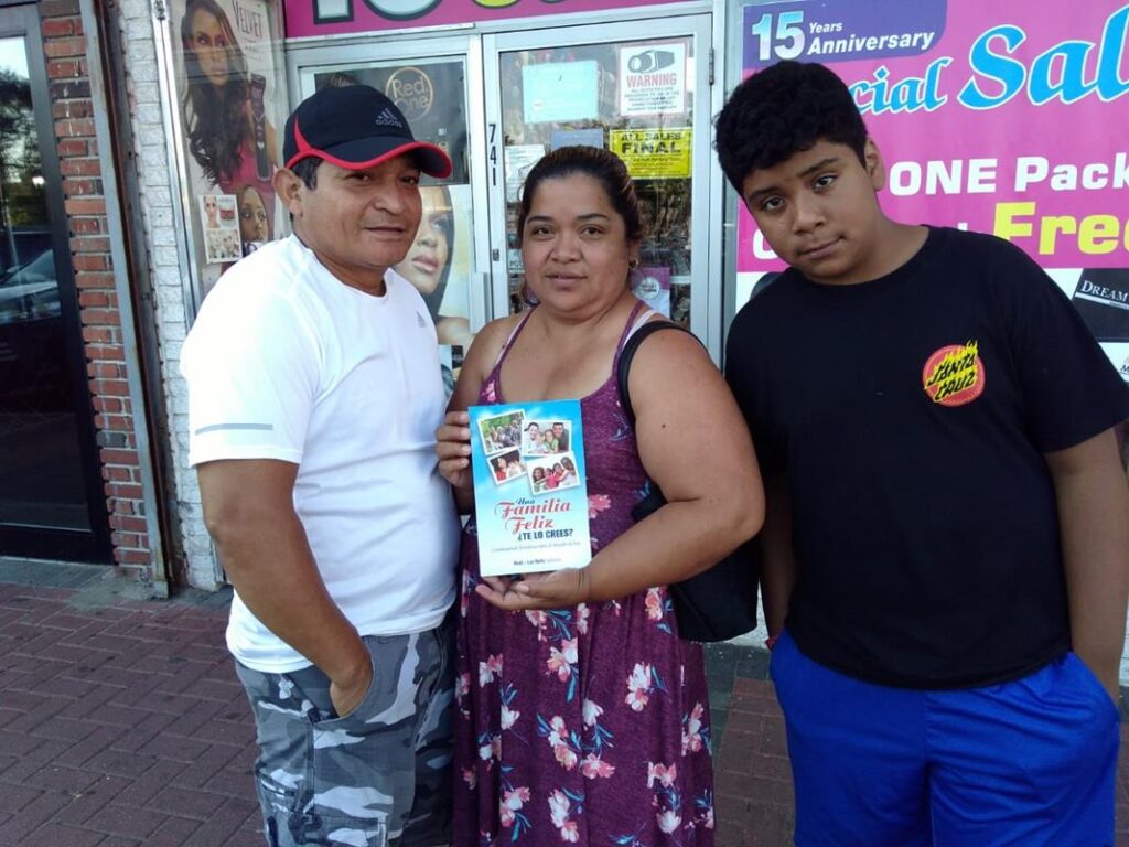 Familia con la herramienta una familia feliz