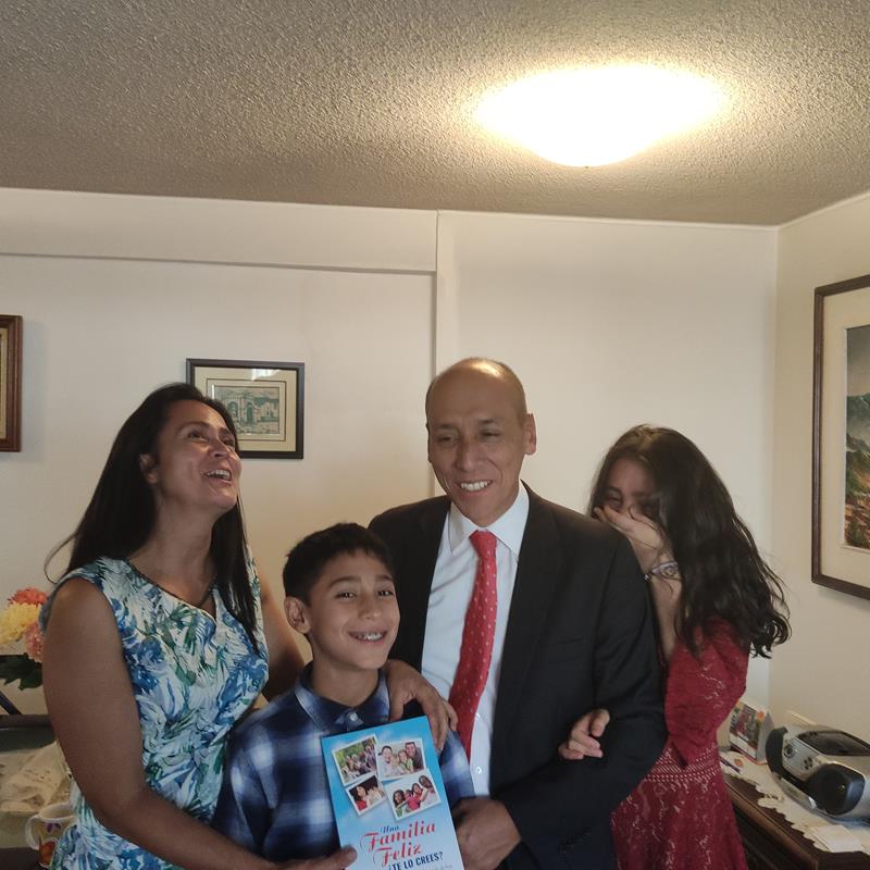 Familia riéndose con el libro una familia feliz