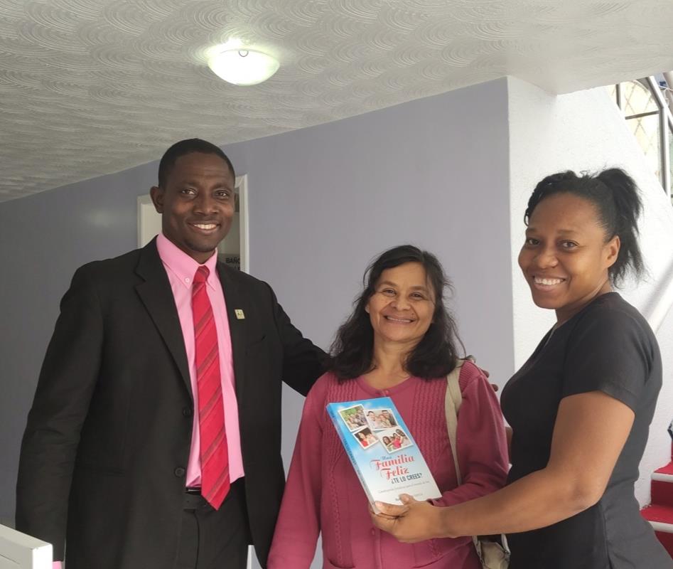 Fan con libro después de evento