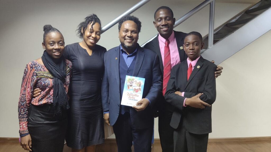 Junior Kelly Marchena con Noel y Nelly Valencia - Libro una familia feliz