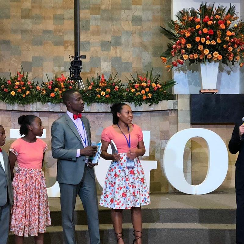 Lanzamiento libro una familia feliz