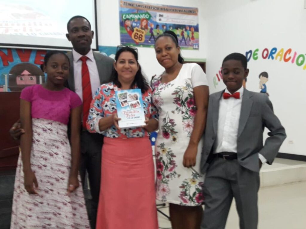 Libro una familia feliz evento