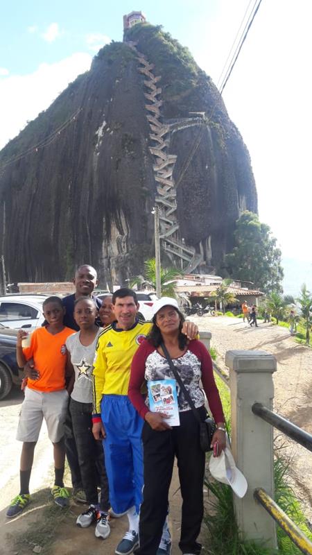 Libro una familia feliz piedra del peñol