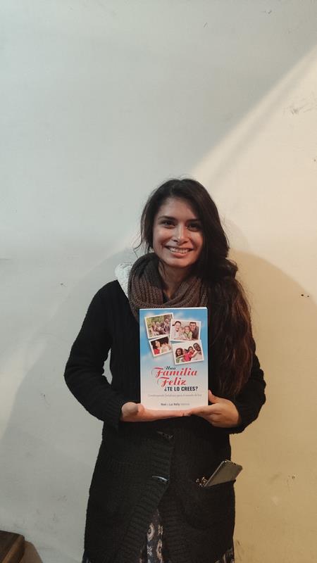 Mujer inspirada con libro una familia feliz