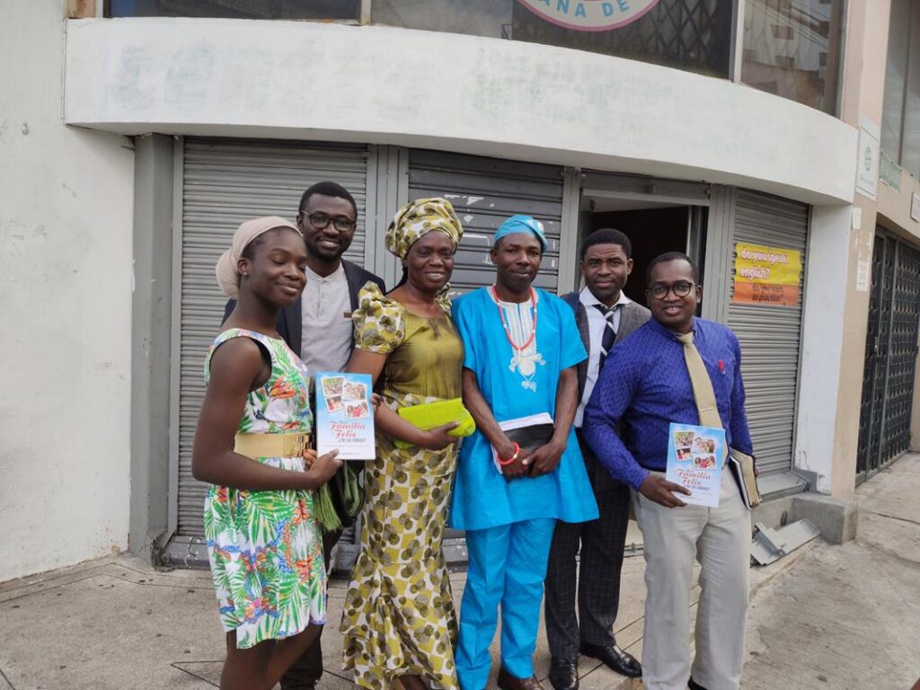 Nigerianos con libro una familia feliz