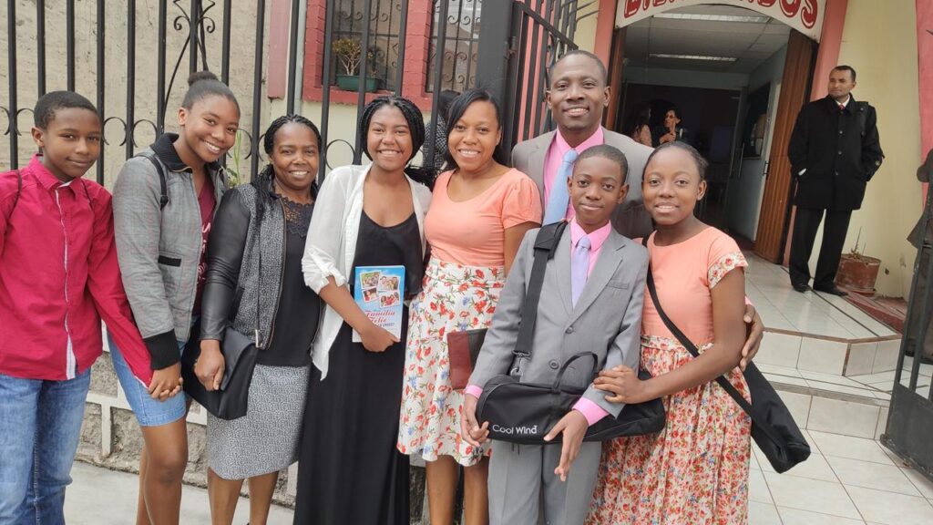 Una familia feliz con Noel y Nelly Valencia