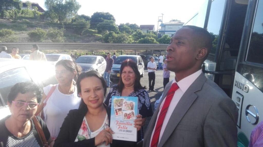 Una familia feliz libro