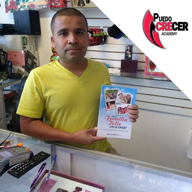 Empresario-con-el-libro-Una-Familia-Feliz-Noel-y-Nelly-Valencia