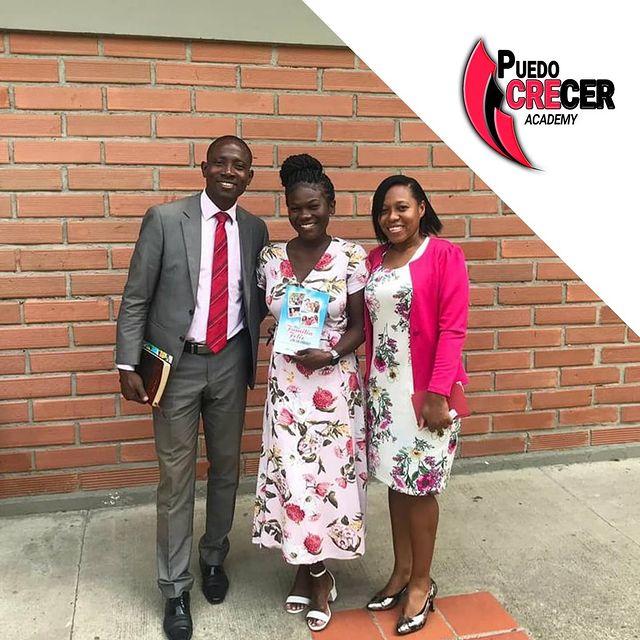 Estudiante-internacional-con-los-autores-del-libro-Una-Familia-Feliz-Noel-y-Nelly-Valencia