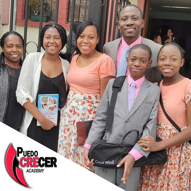 Familia-Valencia-con-admiradores-y-el-libro-Una-Familia-Feliz-Noel-y-Nelly-Valencia