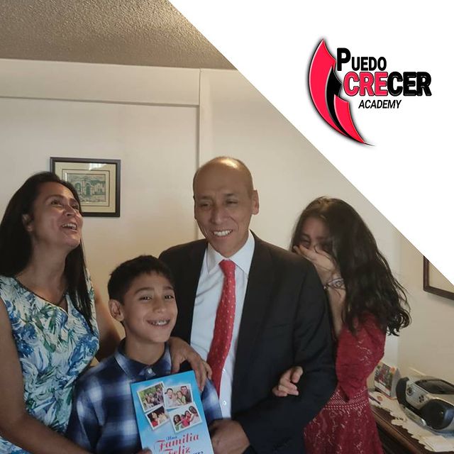 Familia-elegante-con-el-libro-Una-Familia-Feliz-Noel-y-Nelly-Valencia