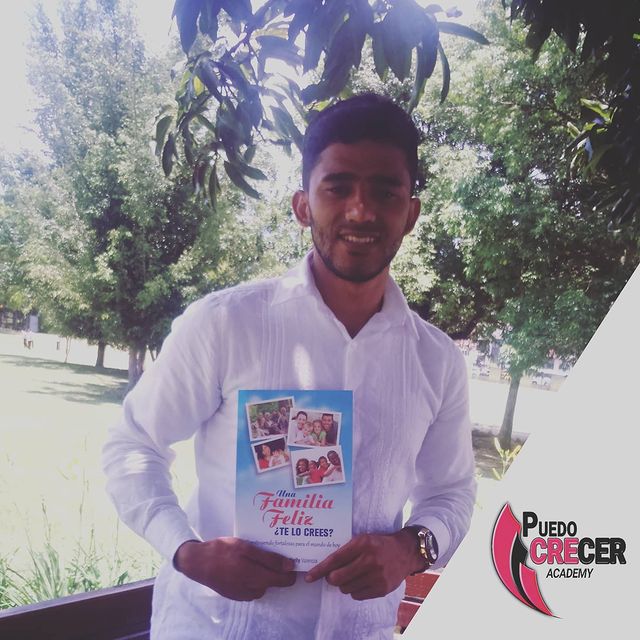 Joven-adulto-con-el-libro-Una-Familia-Feliz-Noel-y-Nelly-Valencia