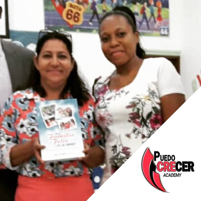 Madre-soltera-junto-a-Nelly-Valencia-con-el-libro-Una-Familia-Feliz-Noel-y-Nelly-Valencia