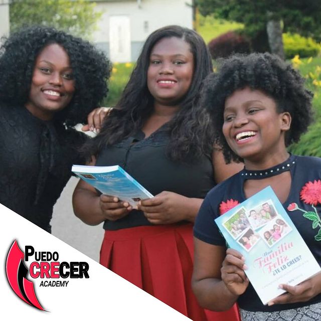 Modelos-recomiendan-el-libro-Una-Familia-Feliz-Noel-y-Nelly-Valencia