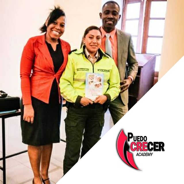 Mujer-Policia-gana-el-libro-Una-Familia-Feliz-Noel-y-Nelly-Valencia-en-una-conferencia