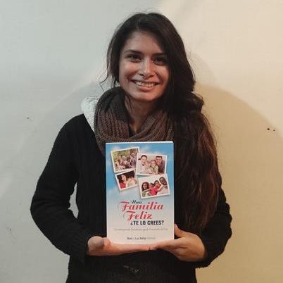 Mujer-inspirada-con-libro-una-familia-feliz