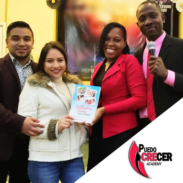 Noel-y-Nelly-Valencia-con-pareja-ganadora-del-libro-Una-Familia-Feliz