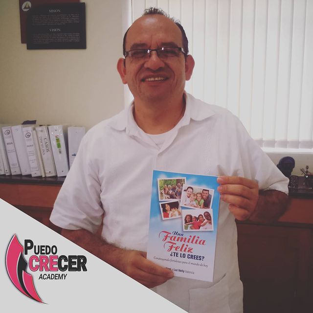 Vicerrector-academico-con-el-libro-Una-Familia-Feliz-Noel-y-Nelly-Valencia